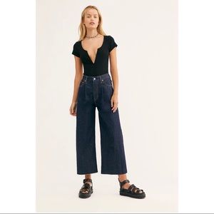 LEVIS ribcage pleated crop dark wash jeans